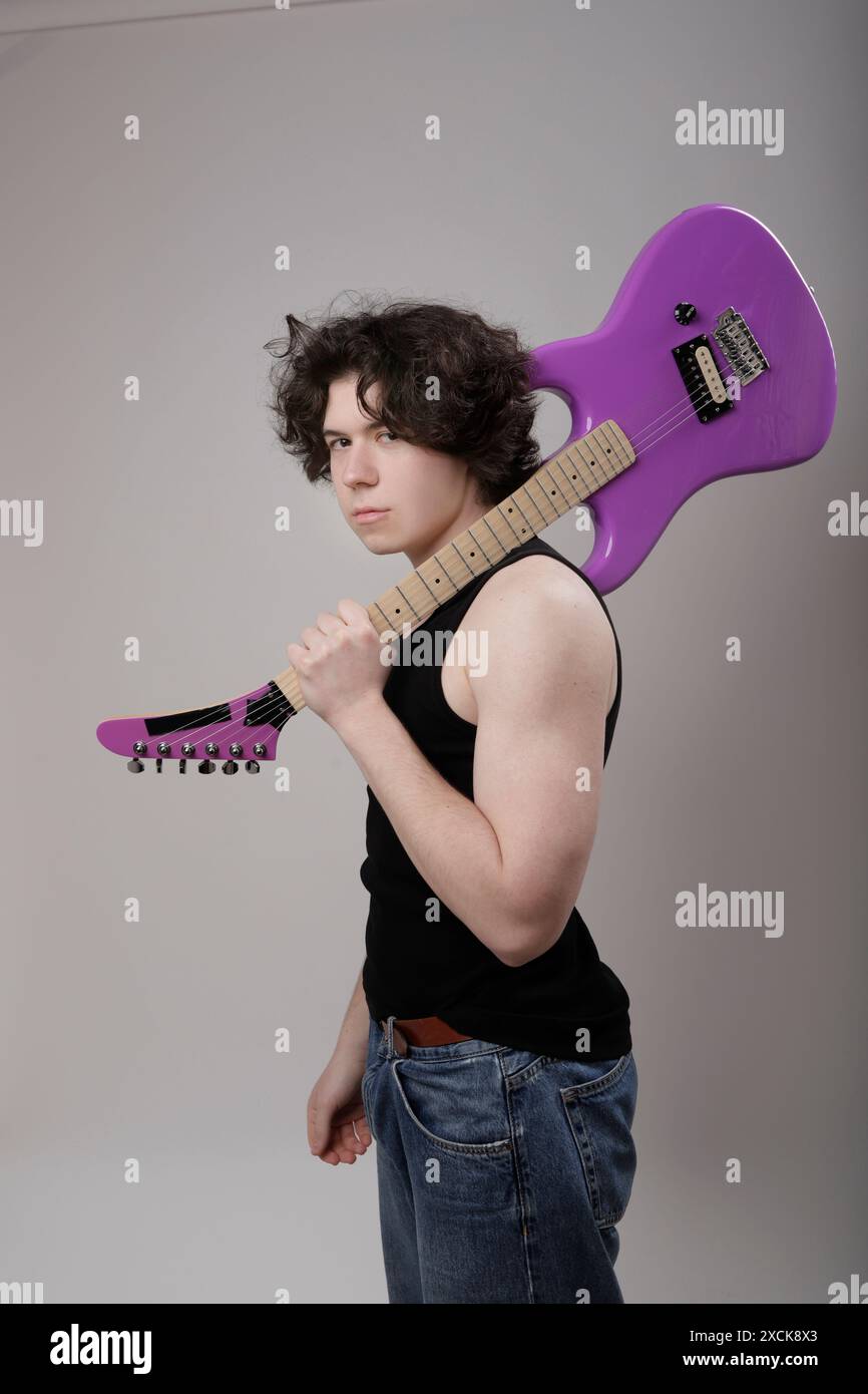 venti qualcosa con chitarra elettrica su sfondo leggero Foto Stock