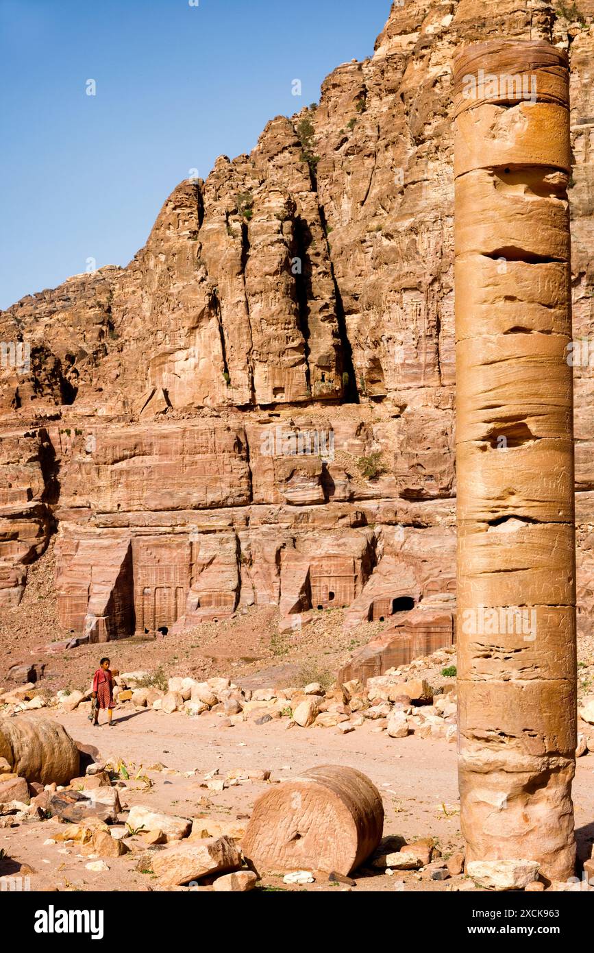 Antiche colonne di pietra nella città rocciosa di Petra, in Giordania Foto Stock