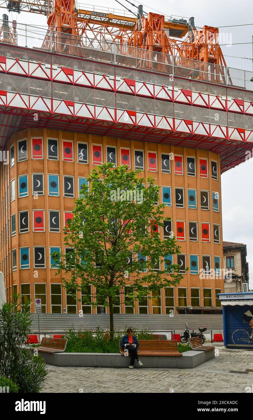 Torre di largo Treves (1955) edificio di 9 piani in fase di demolizione con il futuristico sistema TopDownWay, Milano, Lombardia, Italia Foto Stock