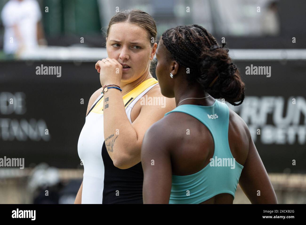 Berlino, Germania. 17 giugno 2024. Tennis: WTA Tour, doppio, donne, 1° round. Ninomiya/Hozumi (Giappone) - Noma Noha Akugue/Niemeier (Germania). Noma Noha Akugue (r) e Jule Niemeier in azione. Crediti: Hannes P Albert/dpa/Alamy Live News Foto Stock