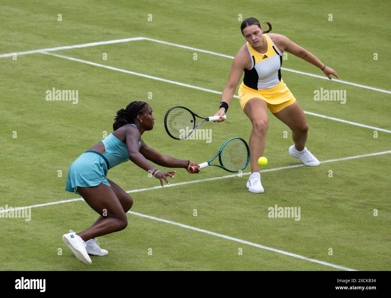 Berlino, Germania. 17 giugno 2024. Tennis: WTA Tour, doppio, donne, 1° round. Ninomiya/Hozumi (Giappone) - Noma Noha Akugue/Niemeier (Germania). Noma Noha Akugue (l) e Jule Niemeier in azione. Crediti: Hannes P. Albert/dpa/Alamy Live News Foto Stock