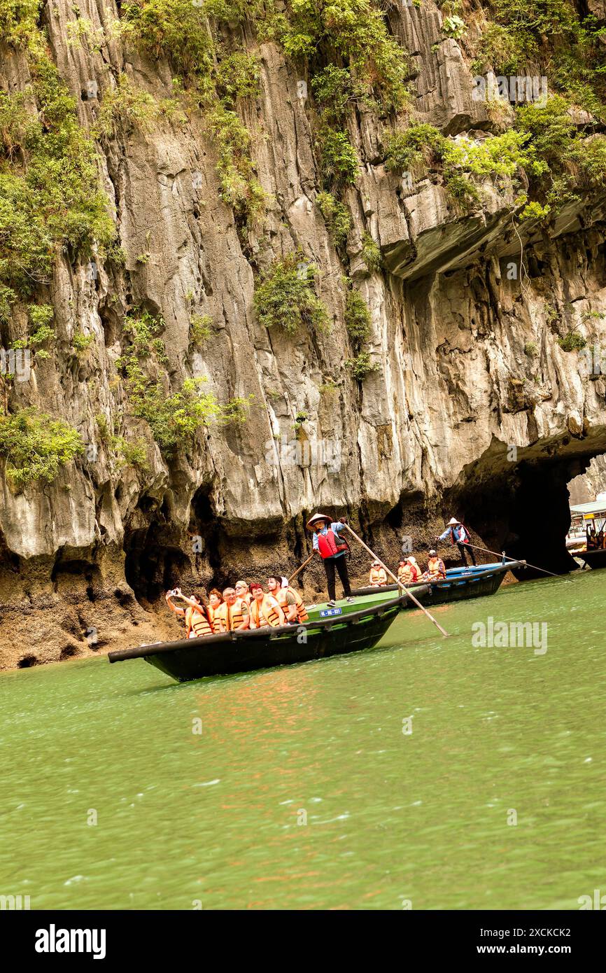 Splendido parco giochi per gite in barca e kayak a Hang Luon Cave, Hạ Long Bay, ha Long Bay, Vịnh Hạ Long, Vietnam del Nord. Affascinante, sorprendente, mozzafiato Foto Stock