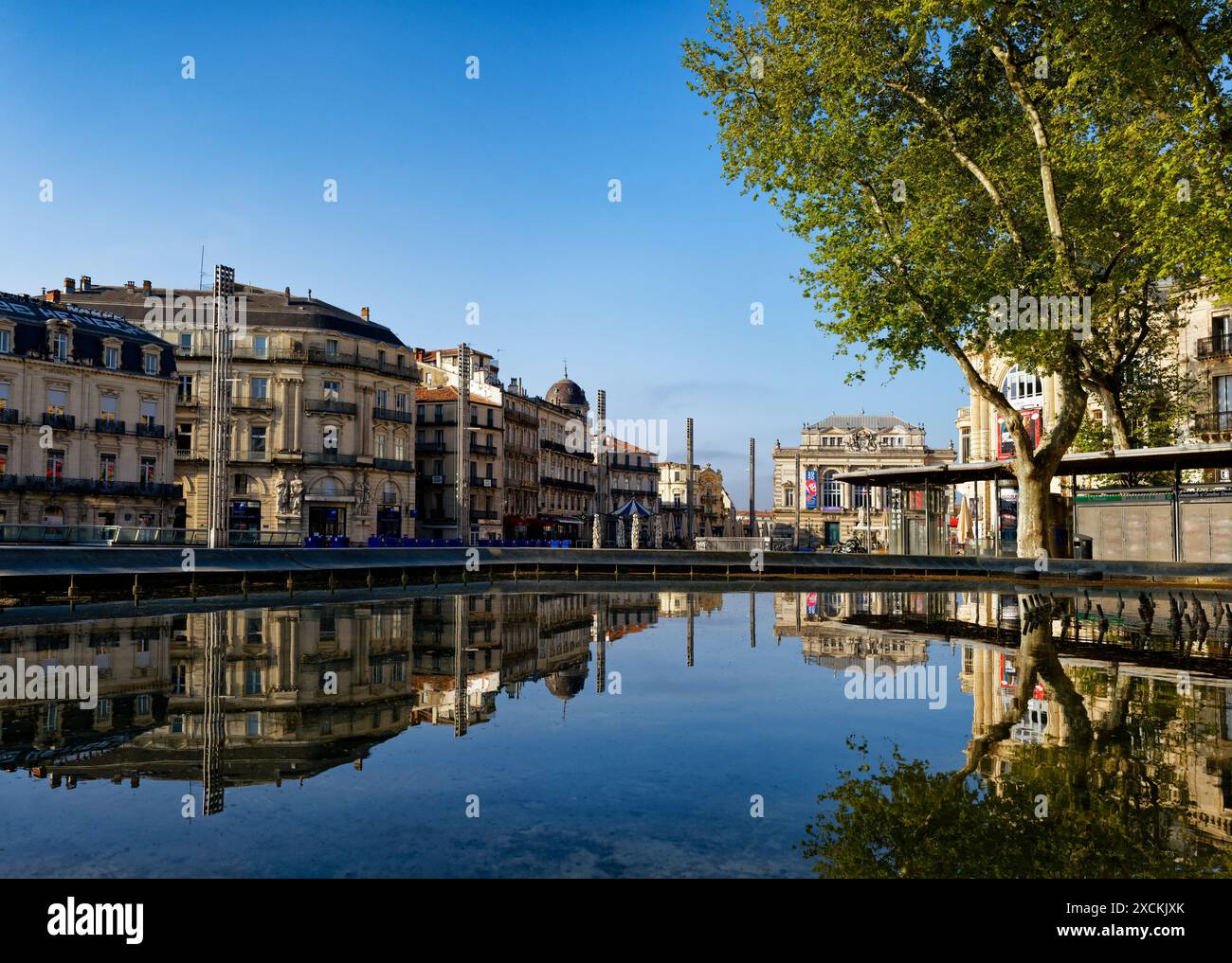 Edifici intorno a Place de la Comedie che si riflettono nel fiume Lez, Montpellier, Occitania, Francia Foto Stock