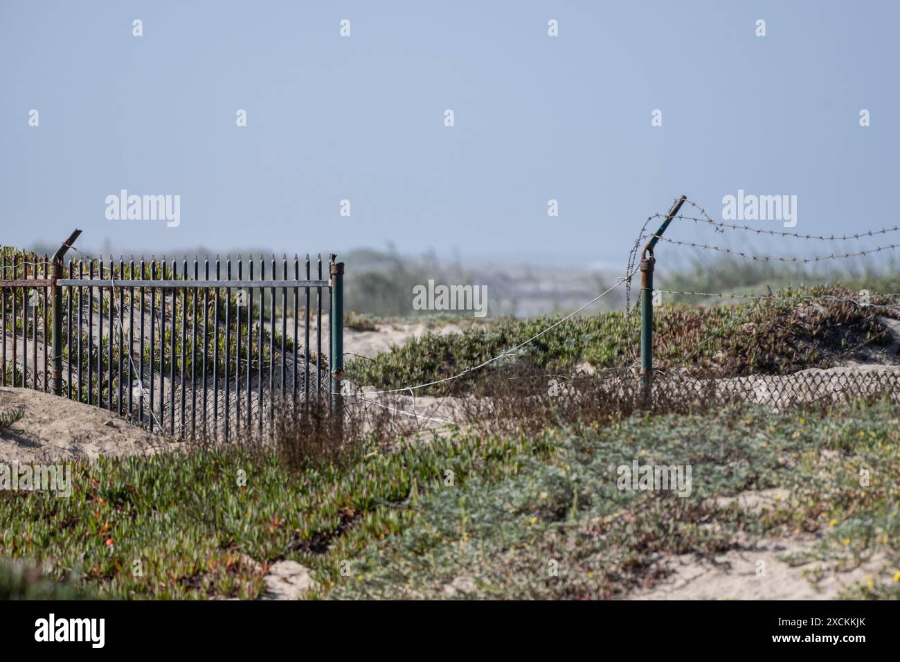 Il ferro rotto, il collegamento a catena e la recinzione a filo metallico stanno facendo molto poco per tenere fuori i visitatori indesiderati. Foto Stock