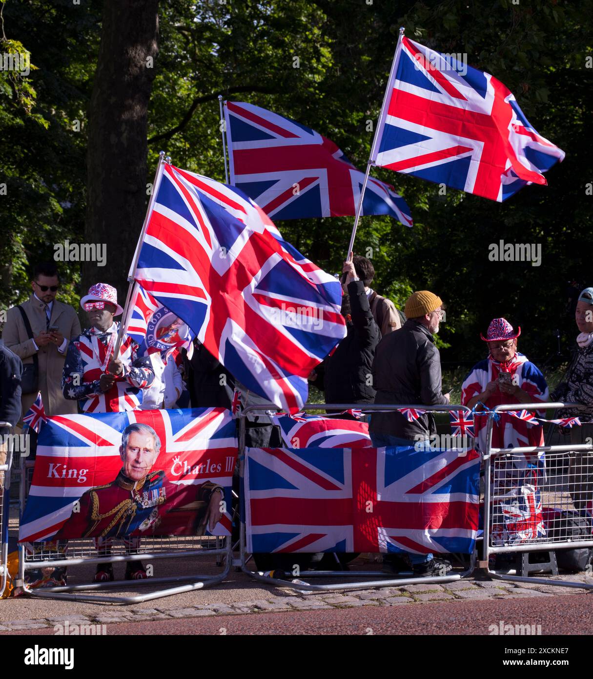 Tifosi del Royalists Manarchy che sventolano Union Jack Flags Trooping the Colour Color The Mall Londra 2024 Foto Stock