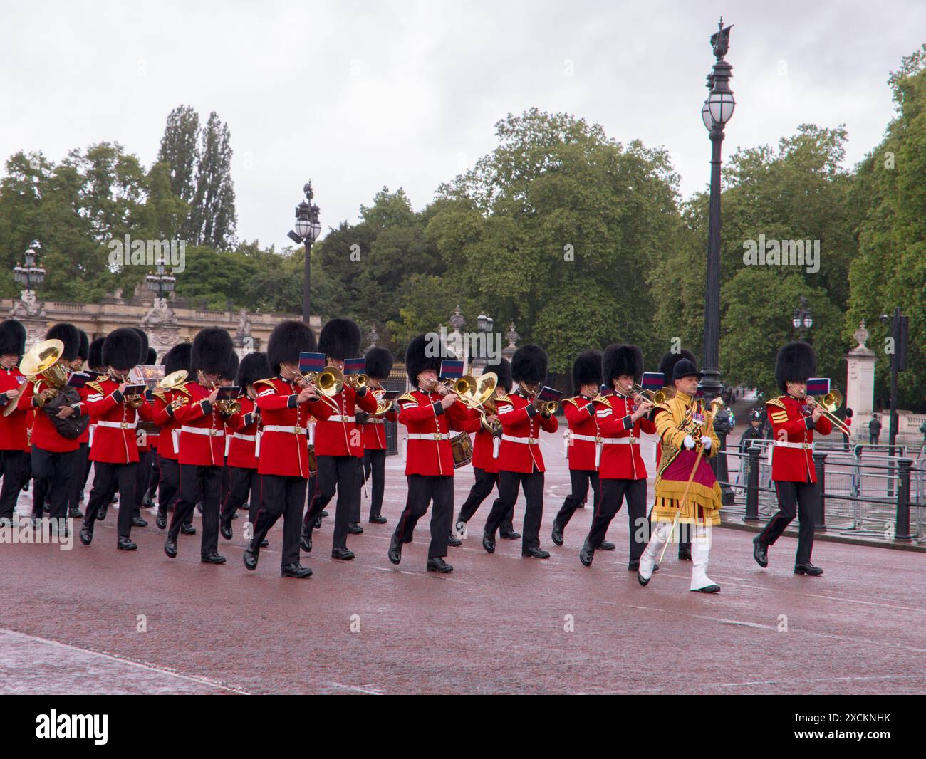 Marcia banda della Guardia dei Granatieri Trooping the Colour Color The Mall London 2024 Foto Stock