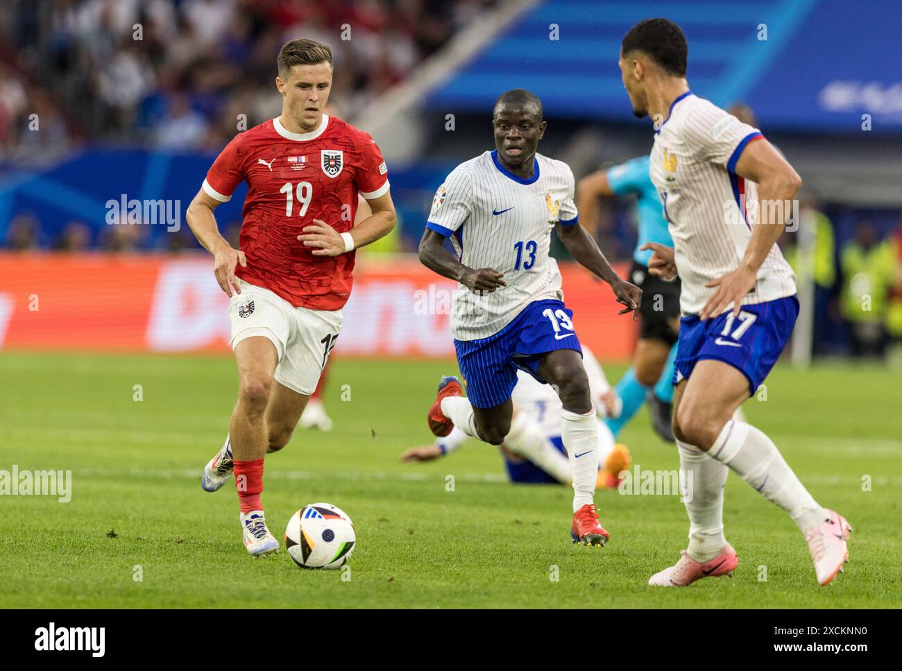 Dusseldorf Arena, Dusseldorf, Germania. 17 giugno 2024. Euro 2024 gruppo D calcio, Austria contro Francia; Christoph Baumgartner (AUT) sfidato da N'Golo Kante (fra) e William Saliba (fra) credito: Action Plus Sports/Alamy Live News Foto Stock