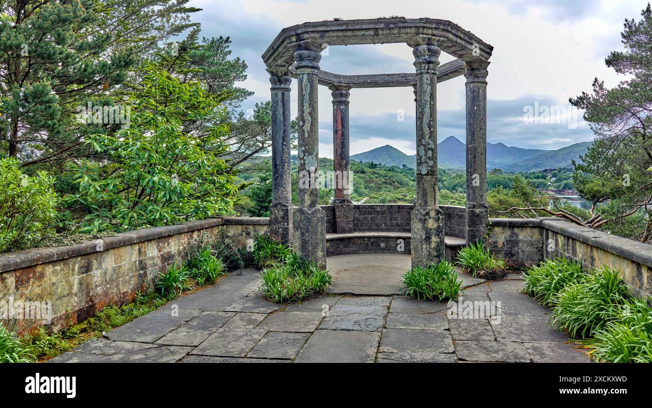 Vecchio gazebo in giardino a Garnish Island, Glengarriff, Contea di Cork, Irlanda Foto Stock