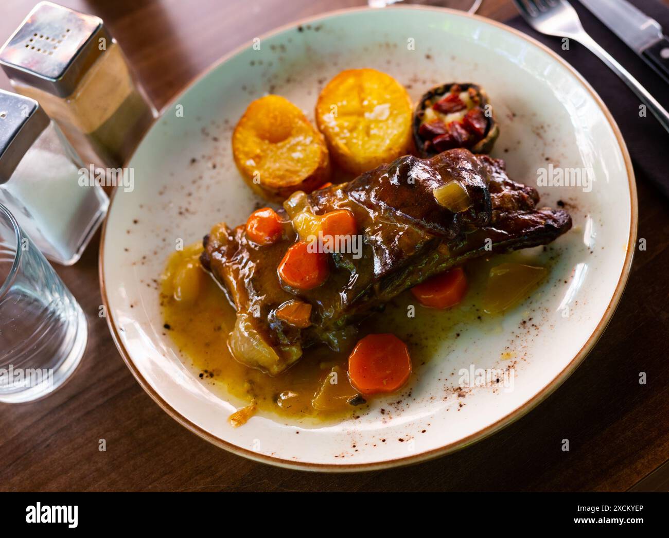 Porzione fresca di costolette guarnite con verdure Foto Stock