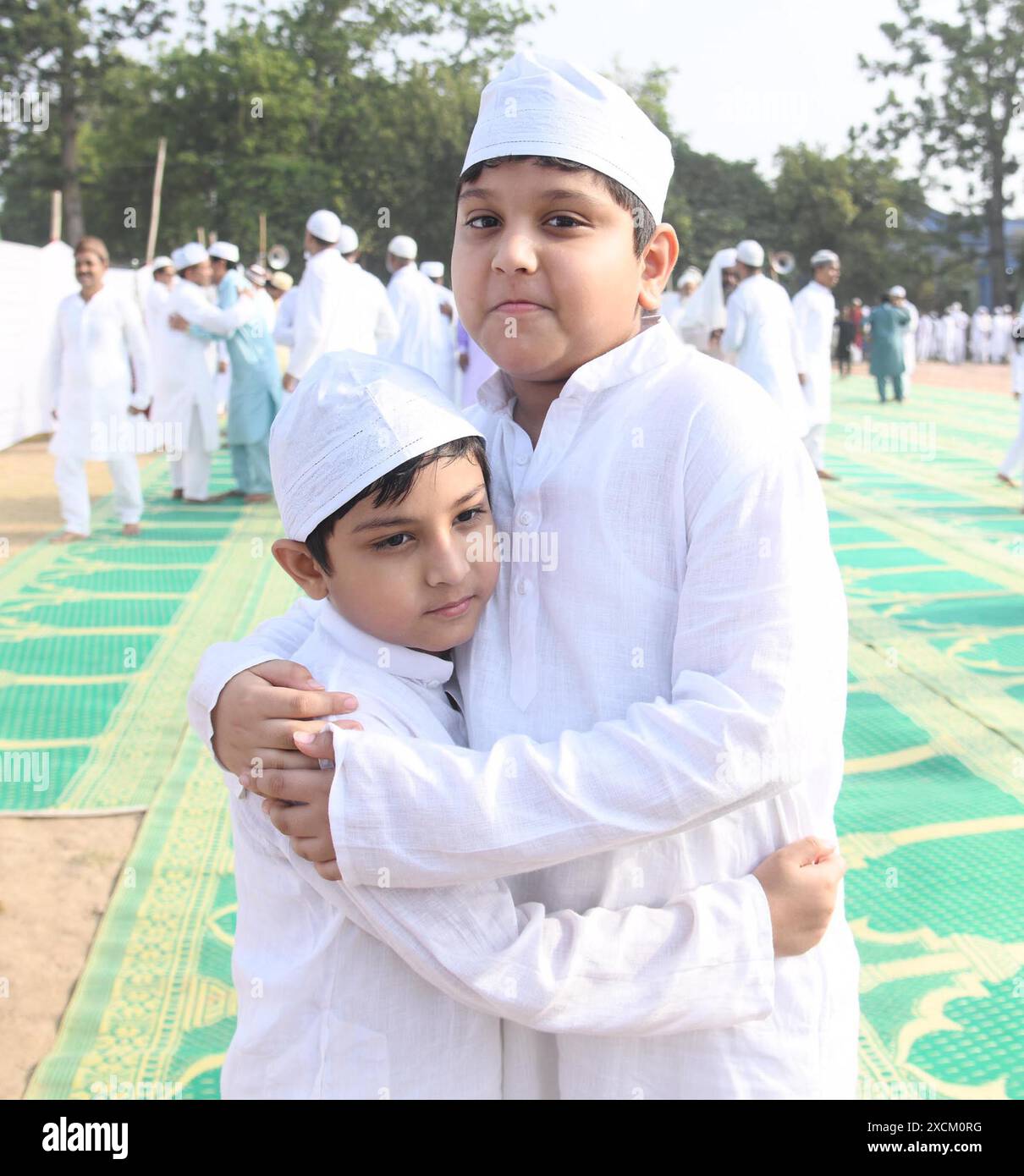 PATNA, INDIA - 17 GIUGNO: Bambini musulmani che si congratulano a vicenda dopo aver offerto Namaz in occasione del festival Eid-al-Adha Bakrid a Danapur il 17 giugno 2024 a Patna, India. Foto di Santosh Kumar / Hindustan Times / Sipa USA ) Foto Stock