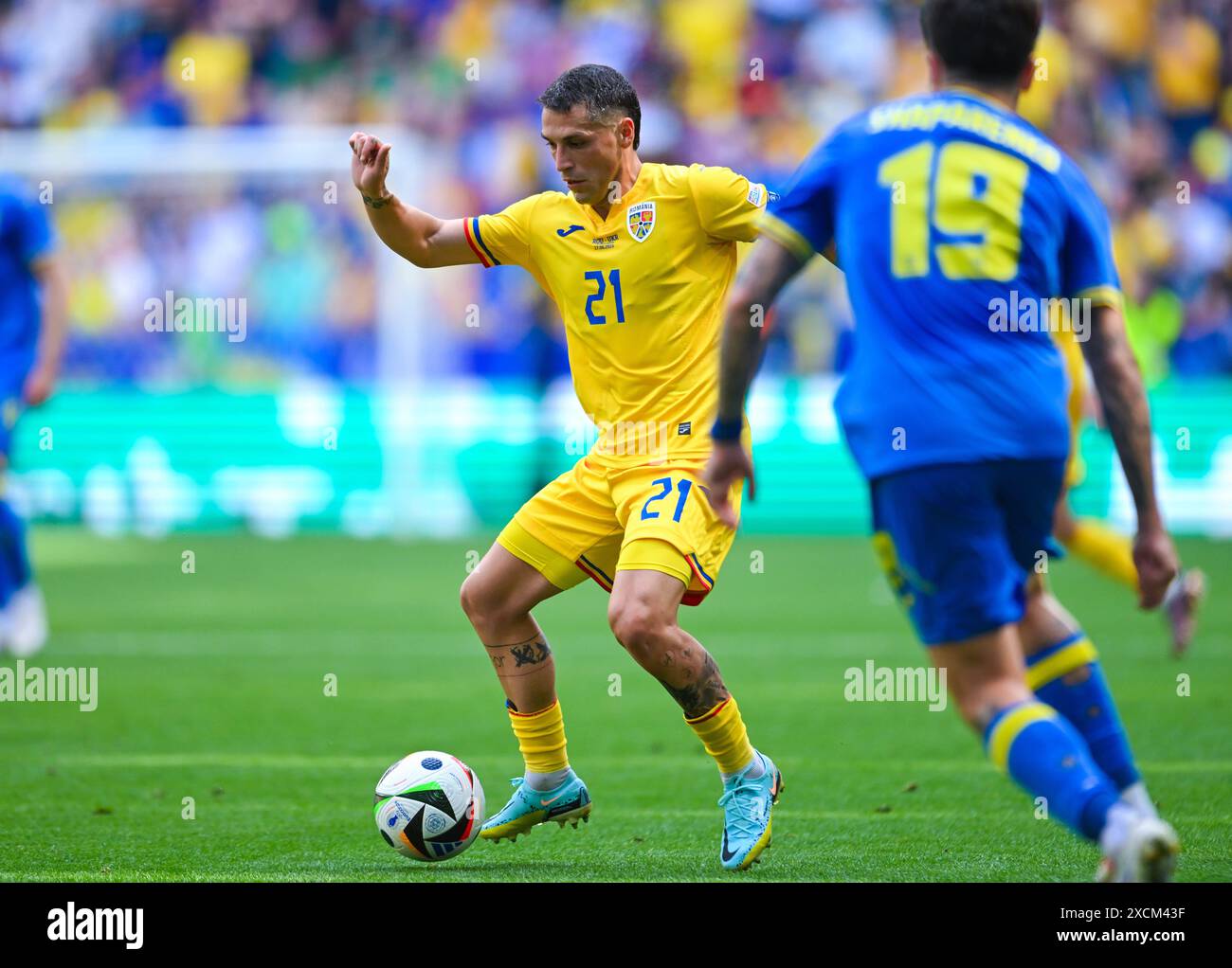 Nicolae Stanciu Romania ad Aktion, UEFA EURO 2024 - gruppo e, Romania vs Ucraina, Fussball Arena Muenchen AM 17. Giugno 2024 a Monaco, Germania. Foto von Silas Schueller/DeFodi Images Nicolae Stanciu Romania controlla la palla, UEFA EURO 2024 - gruppo e, Romania vs Ucraina, Monaco Football Arena il 17 giugno 2024 a Monaco, Germania. Foto di Silas Schueller/DeFodi Images Defodi-738 738 ROUUKR 20240617 353 *** Nicolae Stanciu Romania in azione, UEFA EURO 2024 gruppo e, Romania vs Ucraina, Munich Football Arena il 17 giugno 2024 a Monaco di Baviera, Germania foto di Silas Schueller DeFodi Images Nicolae S. Foto Stock