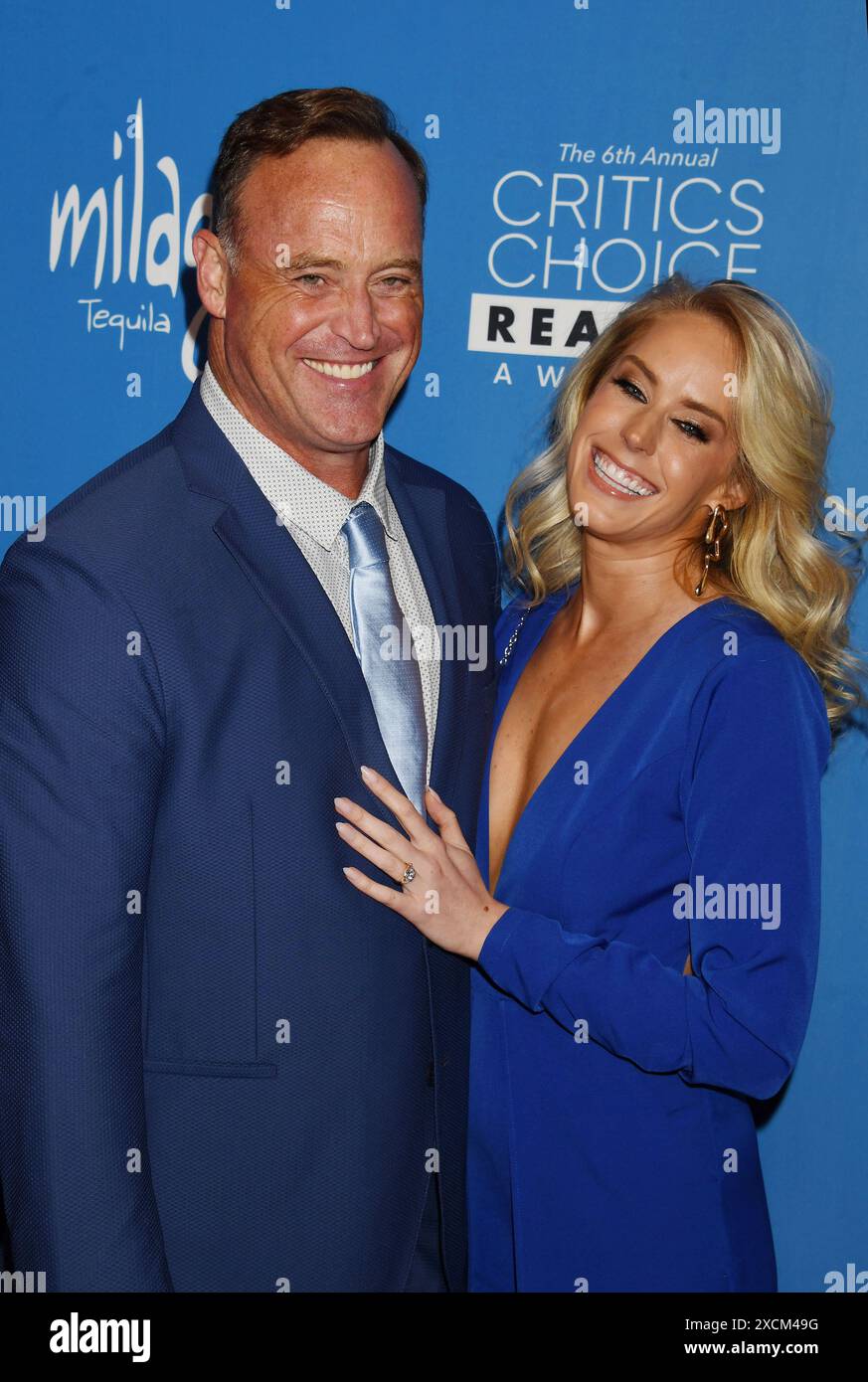 LOS ANGELES, CALIFORNIA - 15 GIUGNO: Matt Iseman, Britton tutti partecipano al Sesto Annual Critics Choice Real TV Awards al Fairmont Century Plaza il 1° giugno Foto Stock