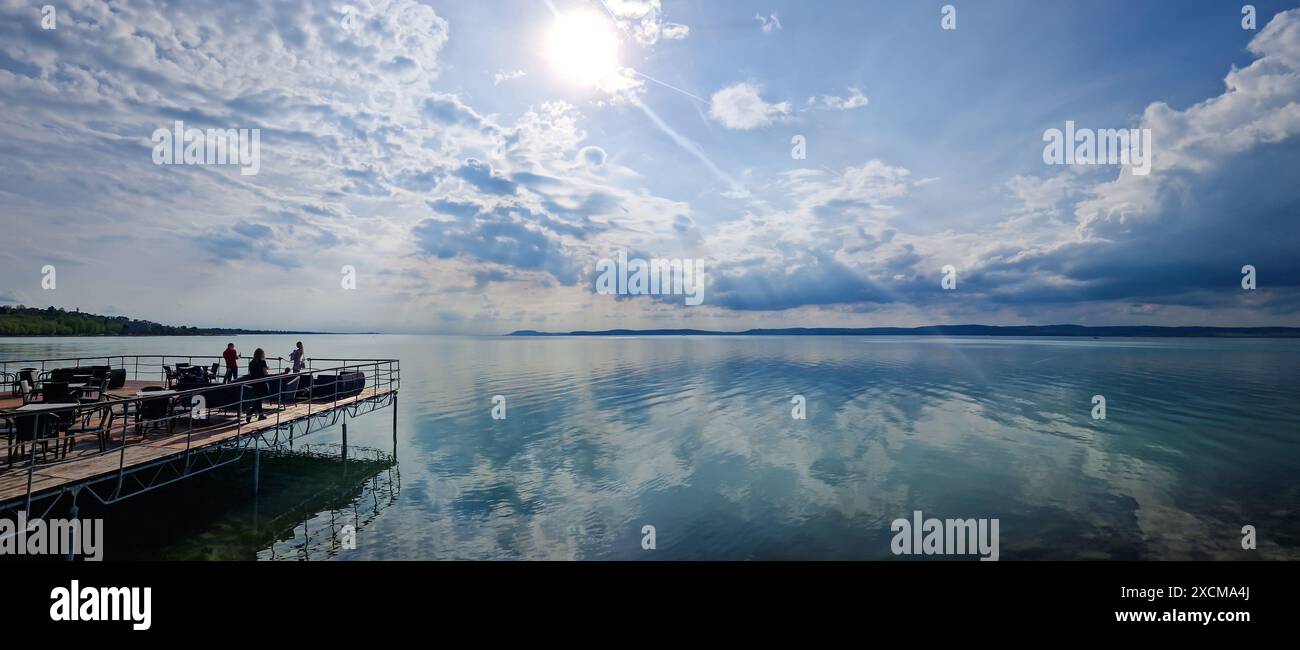 LAGO BALATON/UNGHERIA - 2023-05-07 Vista di un lago Balaton. Grande riflesso del cielo dalla superficie umida. Foto Stock