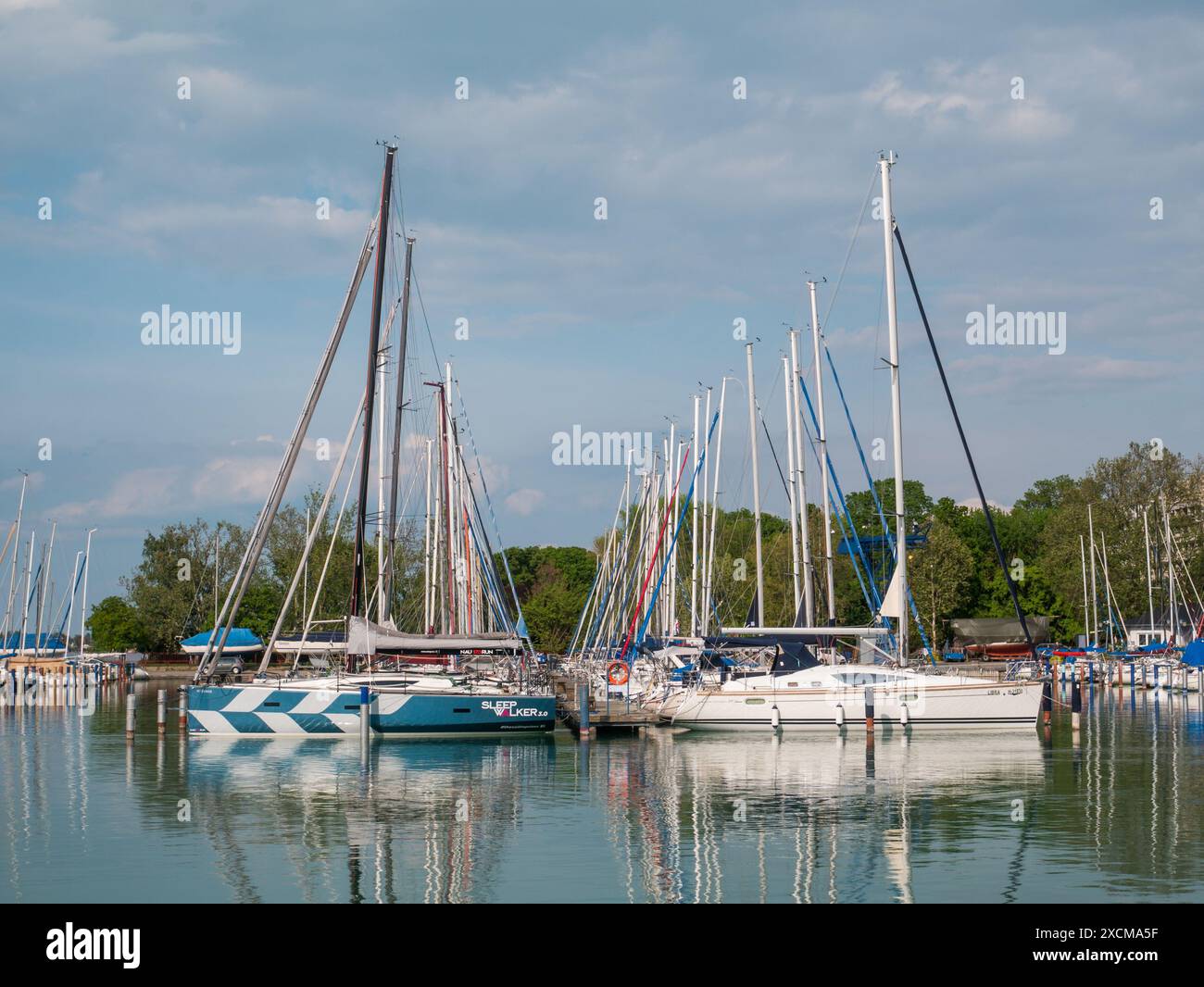 LAGO BALATON/UNGHERIA - 2023-05-07 barche e barche a vela in mare sul lago Balaton Foto Stock