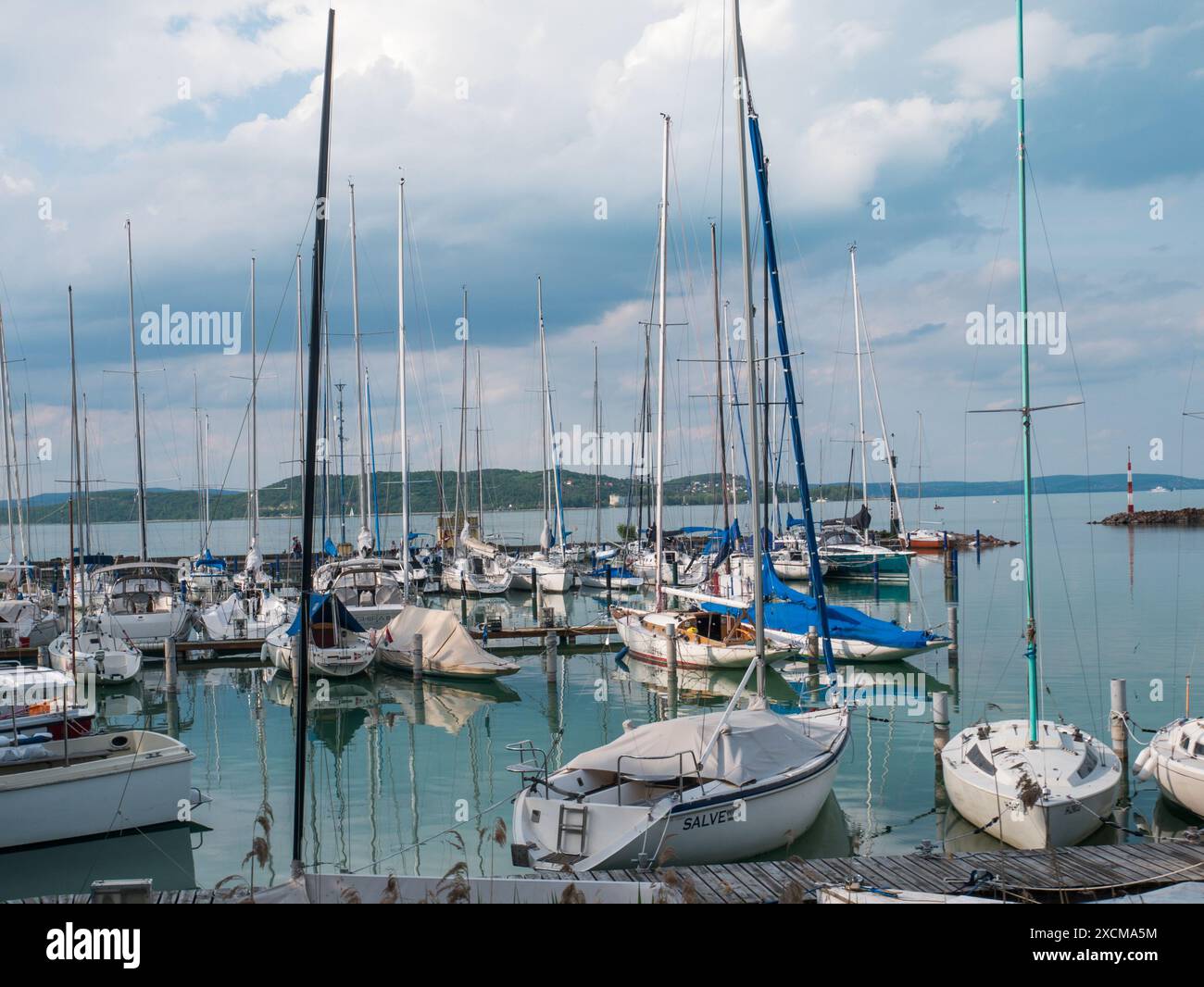 LAGO BALATON/UNGHERIA - 2023-05-07 barche e barche a vela in mare sul lago Balaton Foto Stock