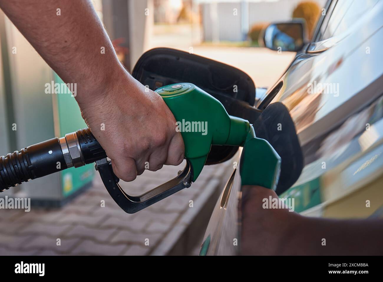 Stazione di rifornimento auto alla pompa Foto Stock