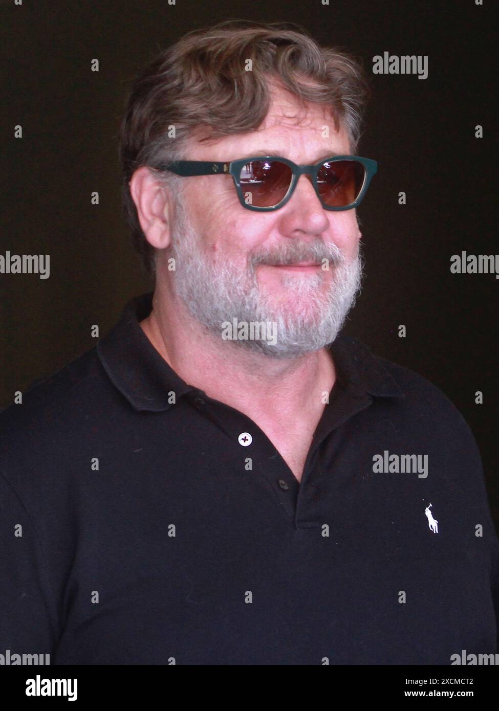 Milano, . 17 giugno 2024. 17/06/2024 Milano Tel. Paolo della bella, l'attore neozelandese Russell Crowe, uscendo dall'Hotel Armani, sale in macchina e sorride ai fotografi Credit: Independent Photo Agency/Alamy Live News Foto Stock