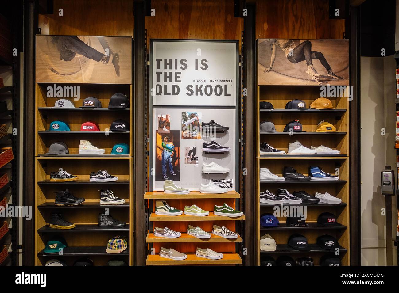 Mostra le scarpe e i cappelli da skateboard all'interno di un negozio Vans. Foto Stock Mostra le scarpe e i cappelli da skateboard all'interno di un negozio Vans. Foto Stock