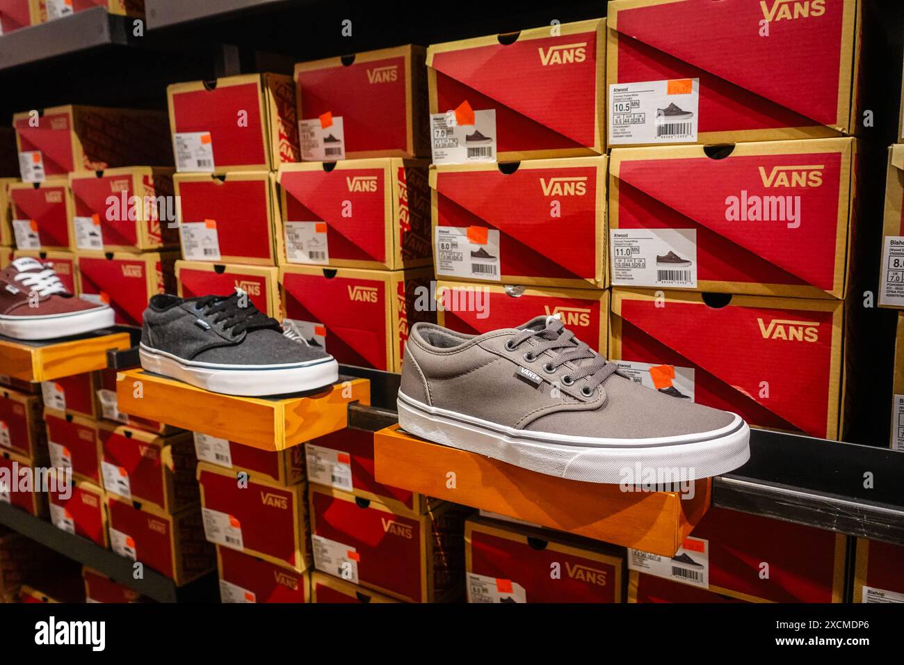 Vista ravvicinata delle scarpe Vans in mostra all'interno di un negozio al dettaglio. Foto Stock Vista ravvicinata delle scarpe Vans in mostra all'interno di un negozio al dettaglio. Foto Stock