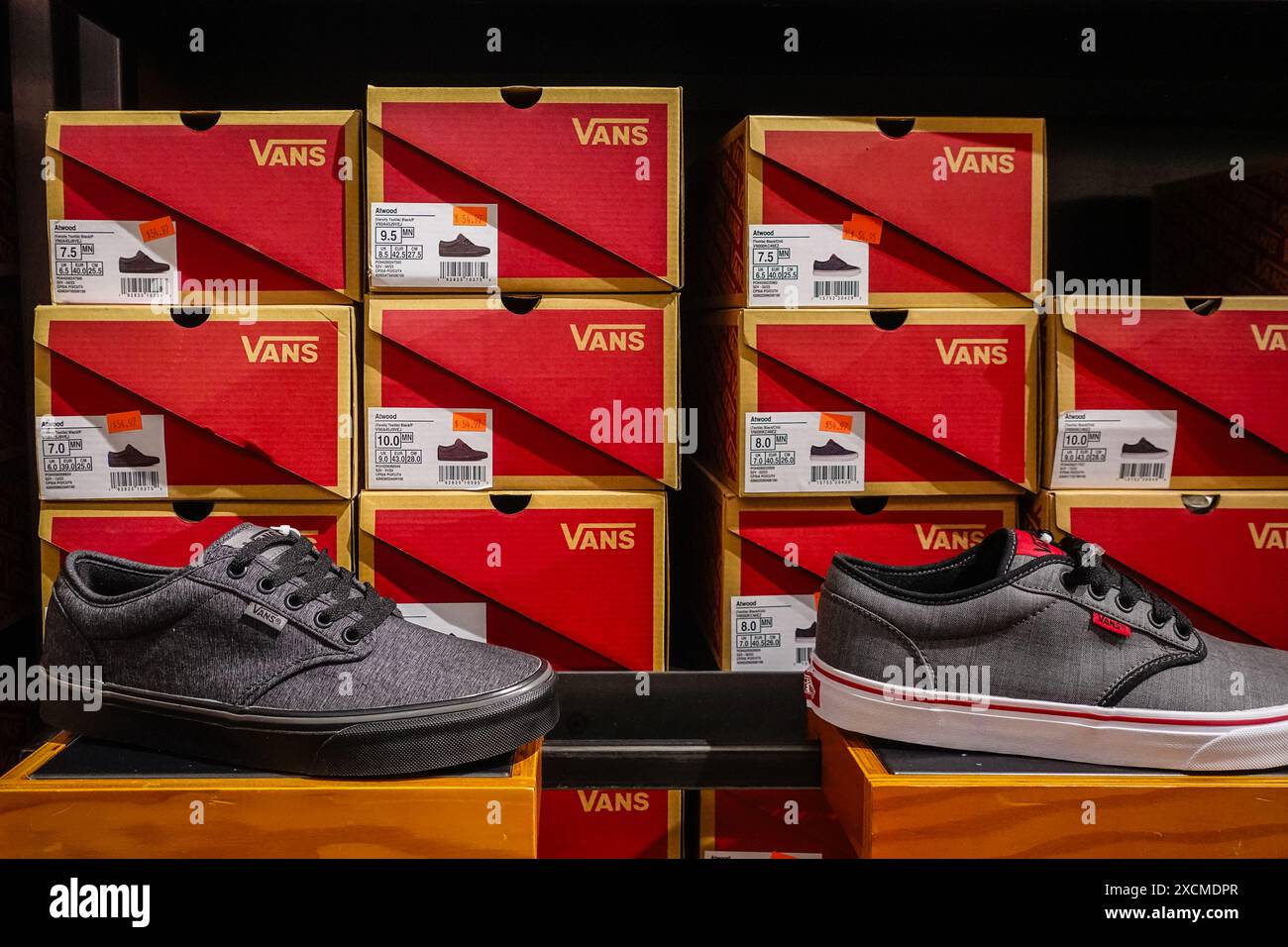 Vista ravvicinata delle scarpe Vans in mostra all'interno di un negozio al dettaglio. Foto Stock Vista ravvicinata delle scarpe Vans in mostra all'interno di un negozio al dettaglio. Foto Stock