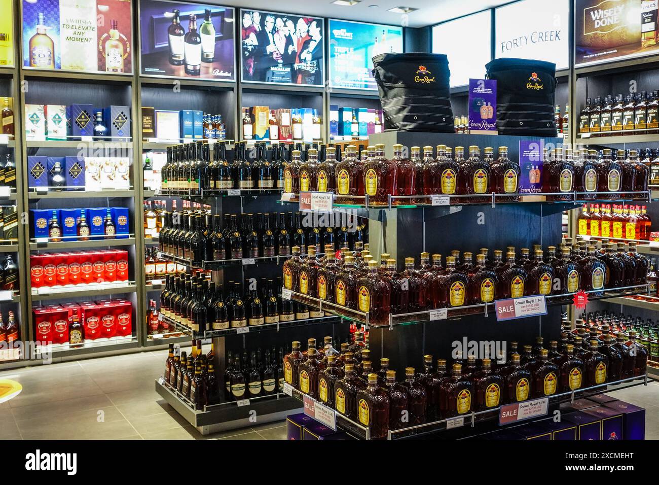 Vista interna degli scaffali all'interno di un negozio duty free, che presenta una varietà di prodotti alcolici come vini, liquori e liquori. Foto Stock