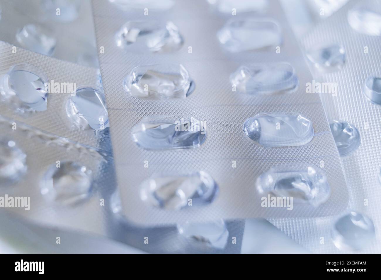 Confezione vuota usata da pillole da primo piano. Molti diversi fogli di imballaggio farmaceutico in argento in blister per pillole. Concetto di carenza di farmaci. Foto Stock