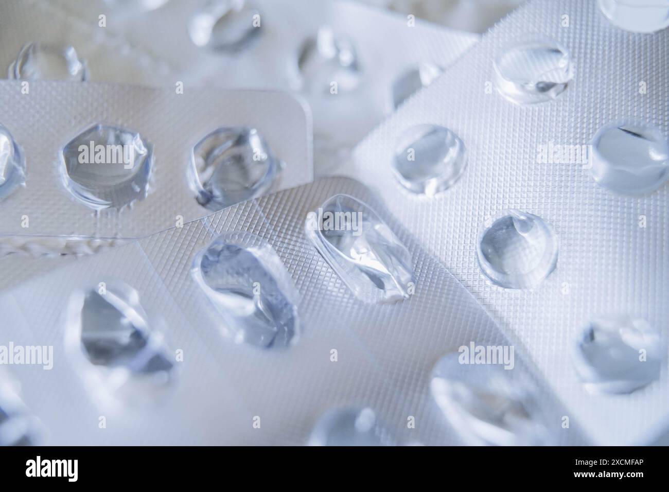 Confezione vuota usata da pillole da primo piano. Molti diversi fogli di imballaggio farmaceutico in argento in blister per pillole. Concetto di carenza di farmaci. Foto Stock