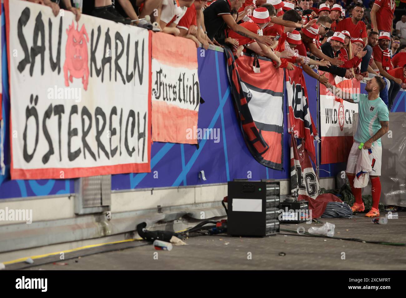 Dusseldorf, Germania. 17 giugno 2024. Marko Arnautovic dell'Austria interagisce con i tifosi in seguito al fischietto finale della partita dei Campionati europei UEFA alla Dusseldorf Arena di Dusseldorf. Il credito per immagini dovrebbe essere: Jonathan Moscrop/Sportimage Credit: Sportimage Ltd/Alamy Live News Foto Stock