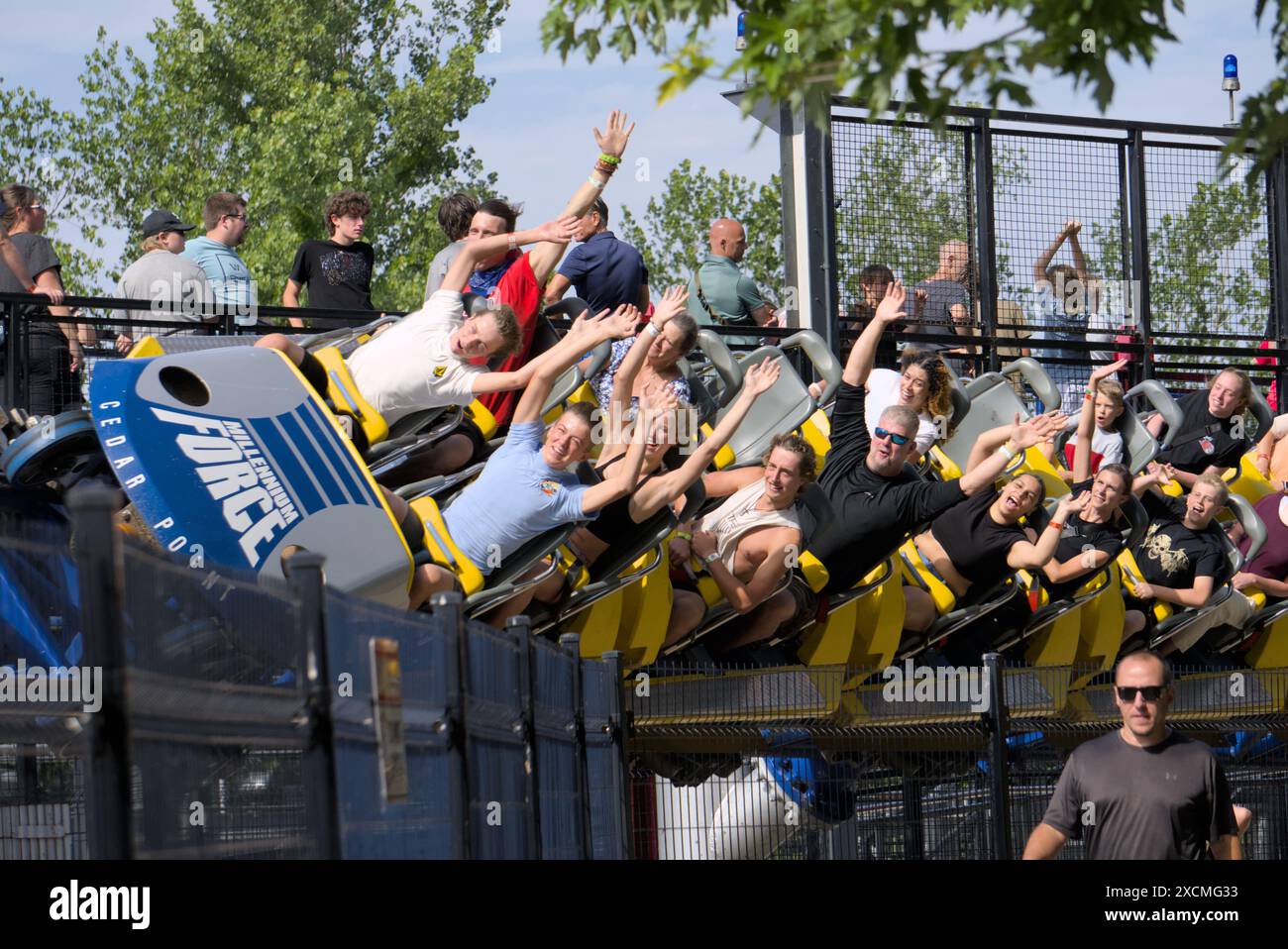 Sandusky, Ohio, USA / 13 giugno 2024 - persone con le mani in alto sulle montagne russe Millennium Force a Cedar Point Sandusky, Ohio Foto Stock