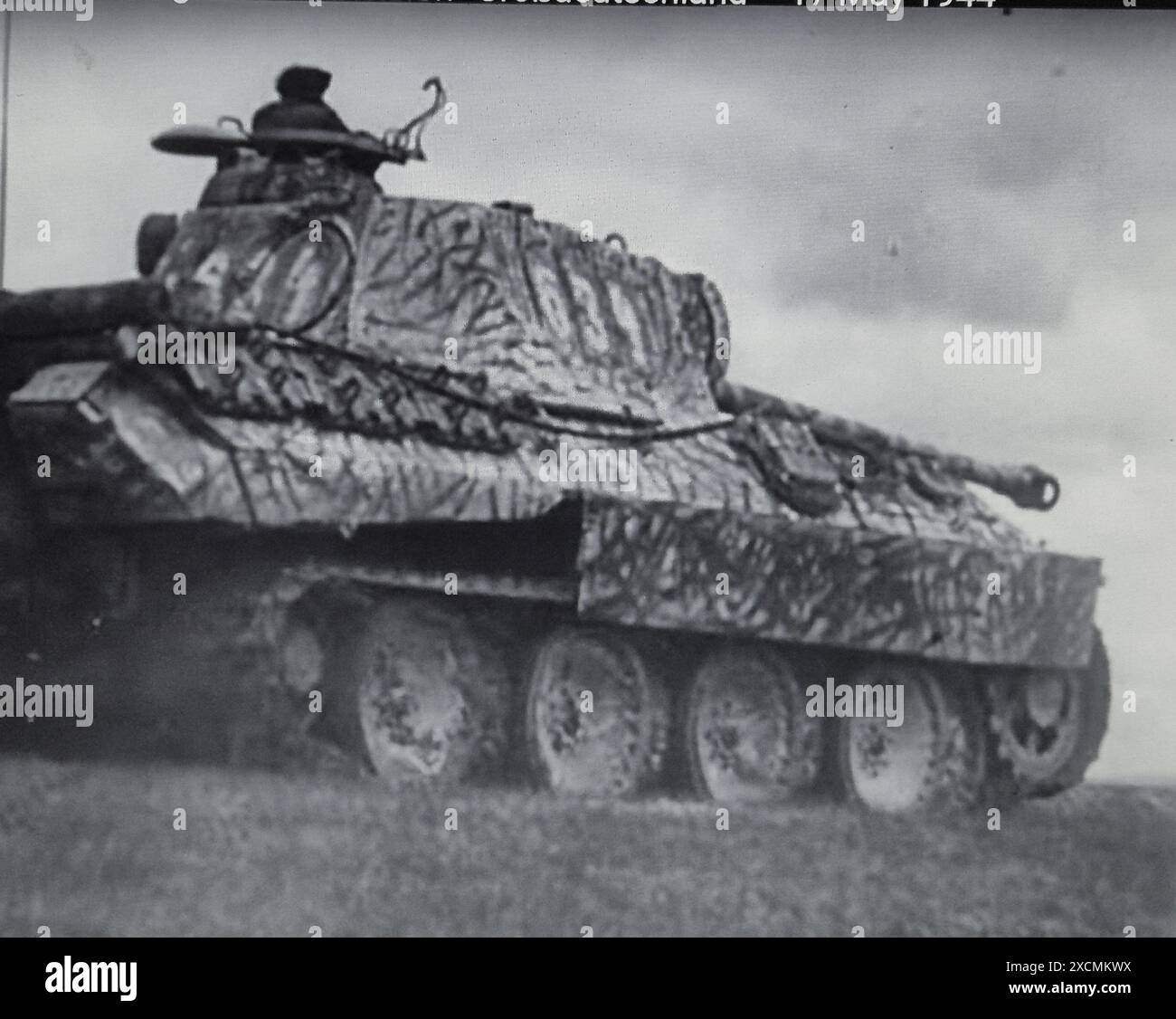 Foto dello screenshot in bianco e nero della seconda guerra mondiale. Un carro armato Panther della 5th SS Panzer Division Wiking è pronto sul fronte orientale aprile 1944 Foto Stock