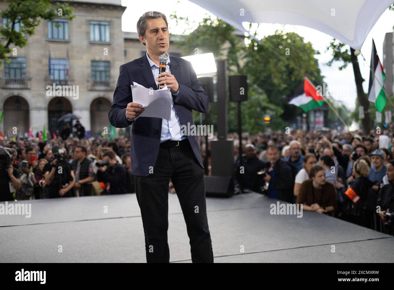 Il deputato francese la France Insoumise (LFI) Francois Ruffin durante una campagna elettorale all'aria aperta per le elezioni legislative che si riunì per costruire il fronte popolare (NFP) con la società civile della coalizione elettorale di partiti di sinistra soprannominata Nouveau Front Populaire (nuovo fronte popolare) in Place Jean-Jaures a Montreuil, vicino a Parigi, il 17 giugno 2024. Foto di Raphael Lafargue/ABACAPRESS. COM Foto Stock