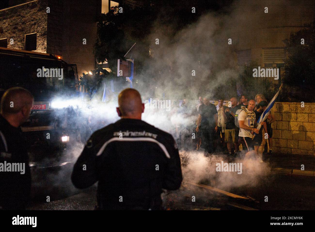 Gerusalemme, Israele. 17 giugno 2024. Israeliani e familiari di ostaggi detenuti a Gaza partecipano a una manifestazione anti-governativa fuori dalla casa del primo ministro israeliano Benjamin Netanyahu. Crediti: Ilia Yefimovich/dpa/Alamy Live News Foto Stock