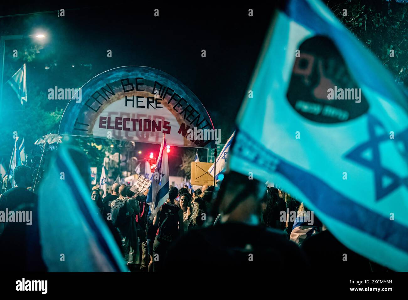 I manifestanti israeliani tengono un cartello che chiede nuove elezioni durante una manifestazione. I manifestanti anti anti-governativi israeliani si sono radunati a Gerusalemme, alcuni si sono scontrati con la polizia vicino alla casa del primo ministro Benjamin Netanyahu chiedendo nuove elezioni e un accordo con Hamas. Netanyahu ha sciolto il gabinetto di guerra domenica nel tentativo di disinnescare le richieste dei membri di estrema destra della sua coalizione di essere inclusi in quello che è stato un piccolo forum che ha tracciato la direzione della guerra di Gaza dal 7 ottobre. (Foto di Eyal Warshavsky/SOPA Images/Sipa USA) Foto Stock