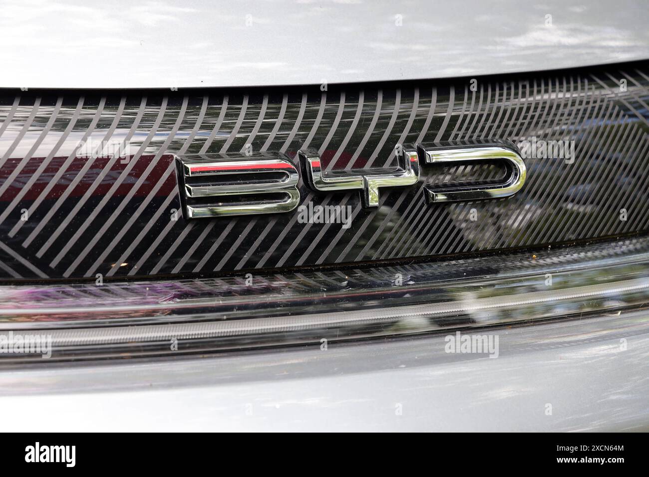 17.06.2024, Deutschland, NRW, Autohersteller, Cina, logo BYD, e-Auto, Elektroauto, Sponsor UEFA Euro 2024, Deutschland *** 17 06 2024, Germania, NRW, Foto Stock
