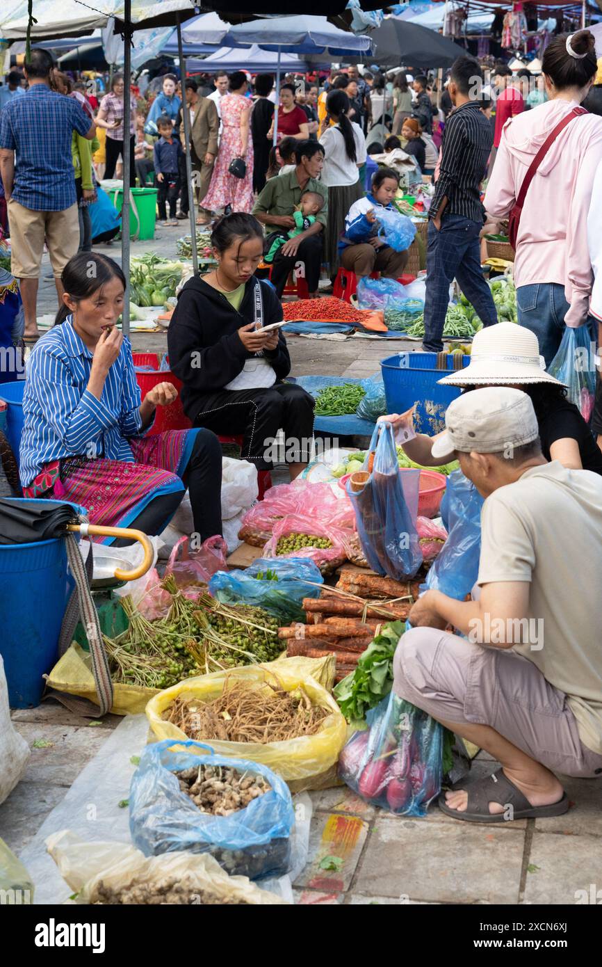 Donne che vendono cibo al mercato di Bac ha, provincia di Lao Cai, Vietnam Foto Stock