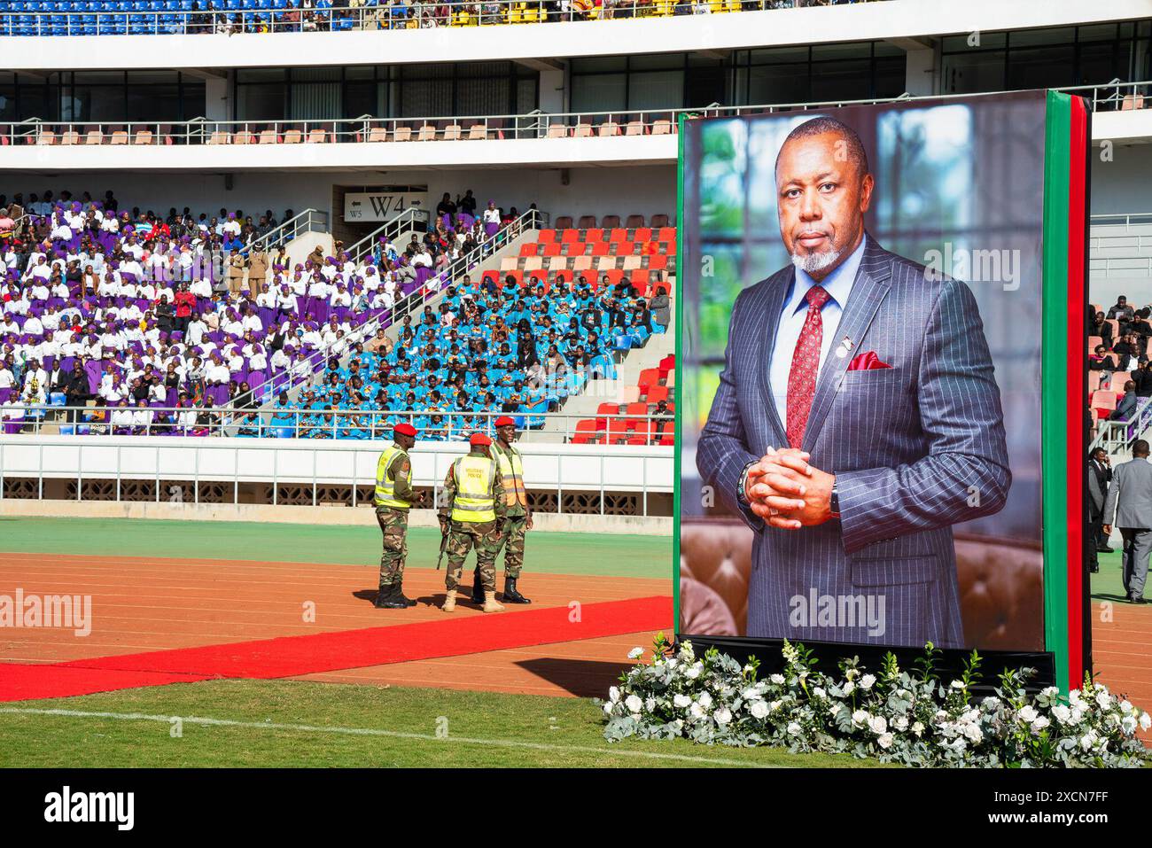 (240618) -- LILONGWE, 18 giugno 2024 (Xinhua) -- Un ritratto del defunto vicepresidente malawiano Saulos Chilima è esposto durante il suo funerale a Lilongwe, Malawi, 16 giugno 2024. Il presidente del Malawian Lazarus Chakwera ha dichiarato il 17 giugno un giorno festivo per consentire ai malawiani di partecipare o seguire la cerimonia funebre e la sepoltura del vicepresidente del paese Saulos Chilima, morto in un incidente aereo il 10 giugno. Chilima, insieme ad altri otto funzionari, tra cui l'ex First Lady Patricia Shanil Dzimbiri, erano in viaggio per il funerale dell'ex procuratore generale e della giustizia min Foto Stock