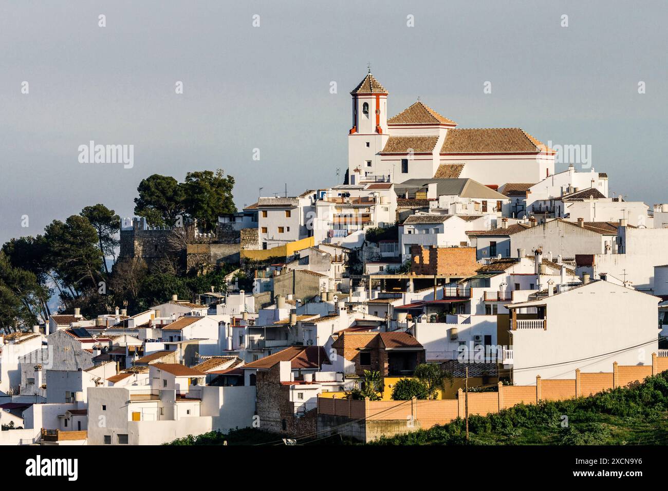 Alozaina vista del villaggio, provincia di Málaga, villaggio bianco sulla Sierra de las Nieves, Andalusia, Spagna Foto Stock