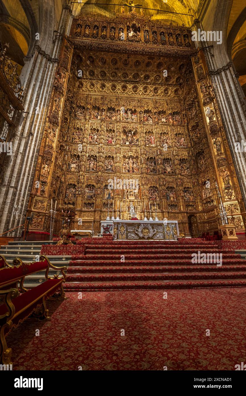 Interni della cattedrale di Siviglia a Siviglia, Spagna. Cappella principale (Capilla Mayor) e altare maggiore con capolavoro gotico intagliato in legno dal 1482 al 1564, altara Foto Stock