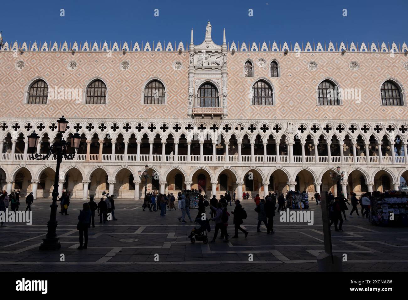 Palazzo Ducale a Venezia, punto di riferimento della città in stile gotico veneziano dal 1340. Foto Stock