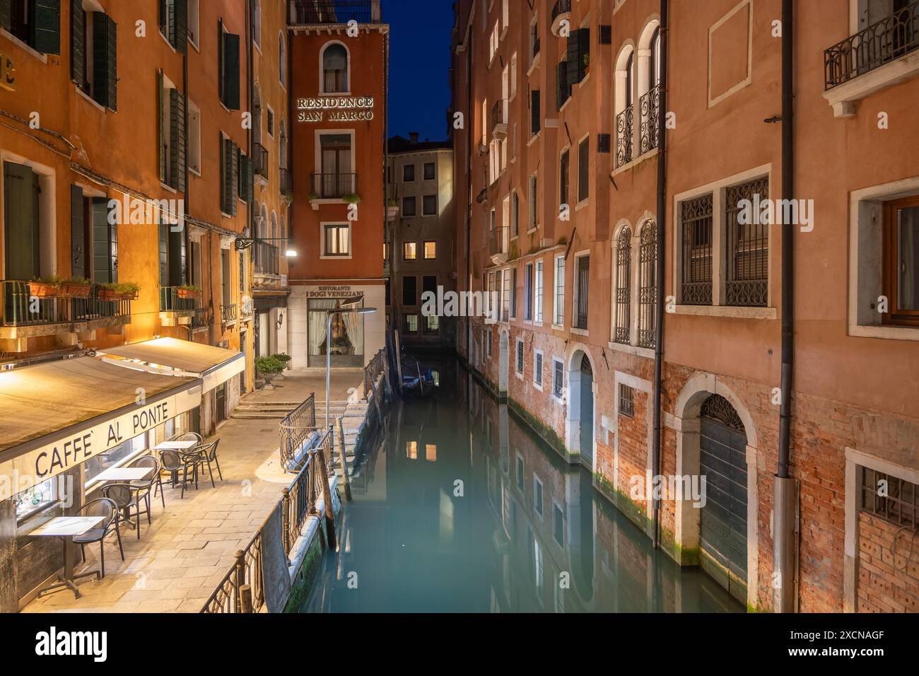 Città di Venezia di notte in Italia, canale nel quartiere di San Marco con caffè al Ponte e ristorante ai Dogi Veneziani, vista dal Ponte dei dai br Foto Stock