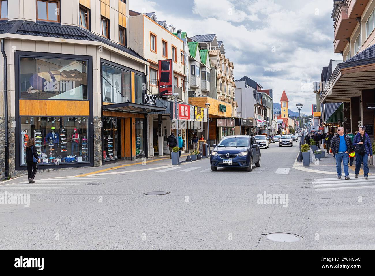 Editoriale: USHUAIA, ARGENTINA, 24 gennaio 2024 - Una strada trafficata di Ushuaia visitata dai numerosi turisti che vengono in questa città Foto Stock