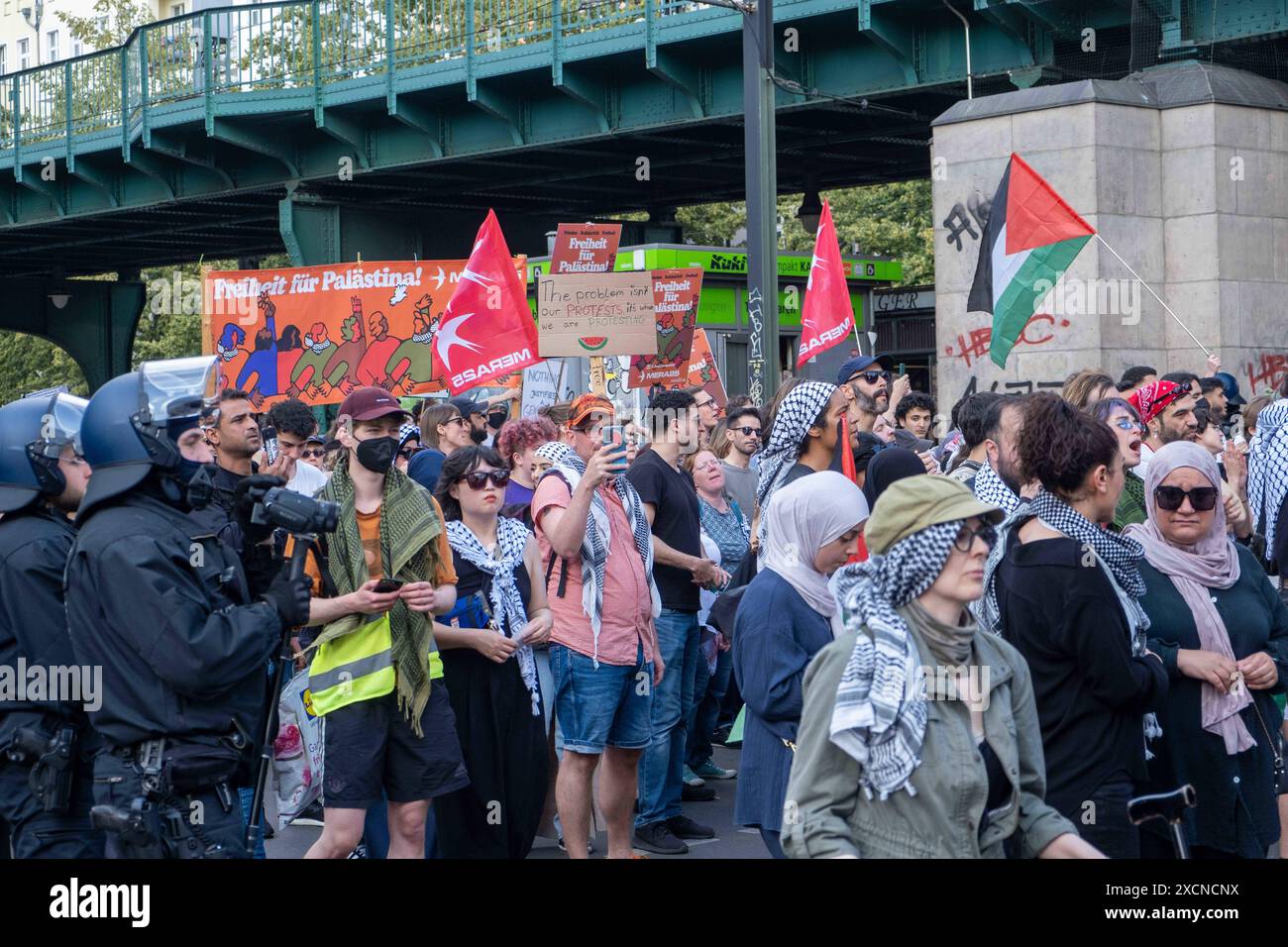 Mehrere hundert pro-palästinensische Demonstranten bei einer Demonstration durch den Berliner Stadtteil Prenzlauer Berg unter dem motto Jabalia, Rafah, Jenin, Ramallah, togliete le mani dalla Palestina . / Diverse centinaia di manifestanti pro-palestinesi ad una manifestazione nel quartiere berlinese di Prenzlauer Berg sotto lo slogan Jabalia, Rafah, Jenin, Ramallah, togliete le mani dalla Palestina . Dimostrazione pro-palästinensische a Berlino *** diverse centinaia di manifestanti pro palestinesi in una manifestazione attraverso il quartiere berlinese di Prenzlauer Berg con lo slogan Jabalia, Rafah, Jenin, Ra Foto Stock