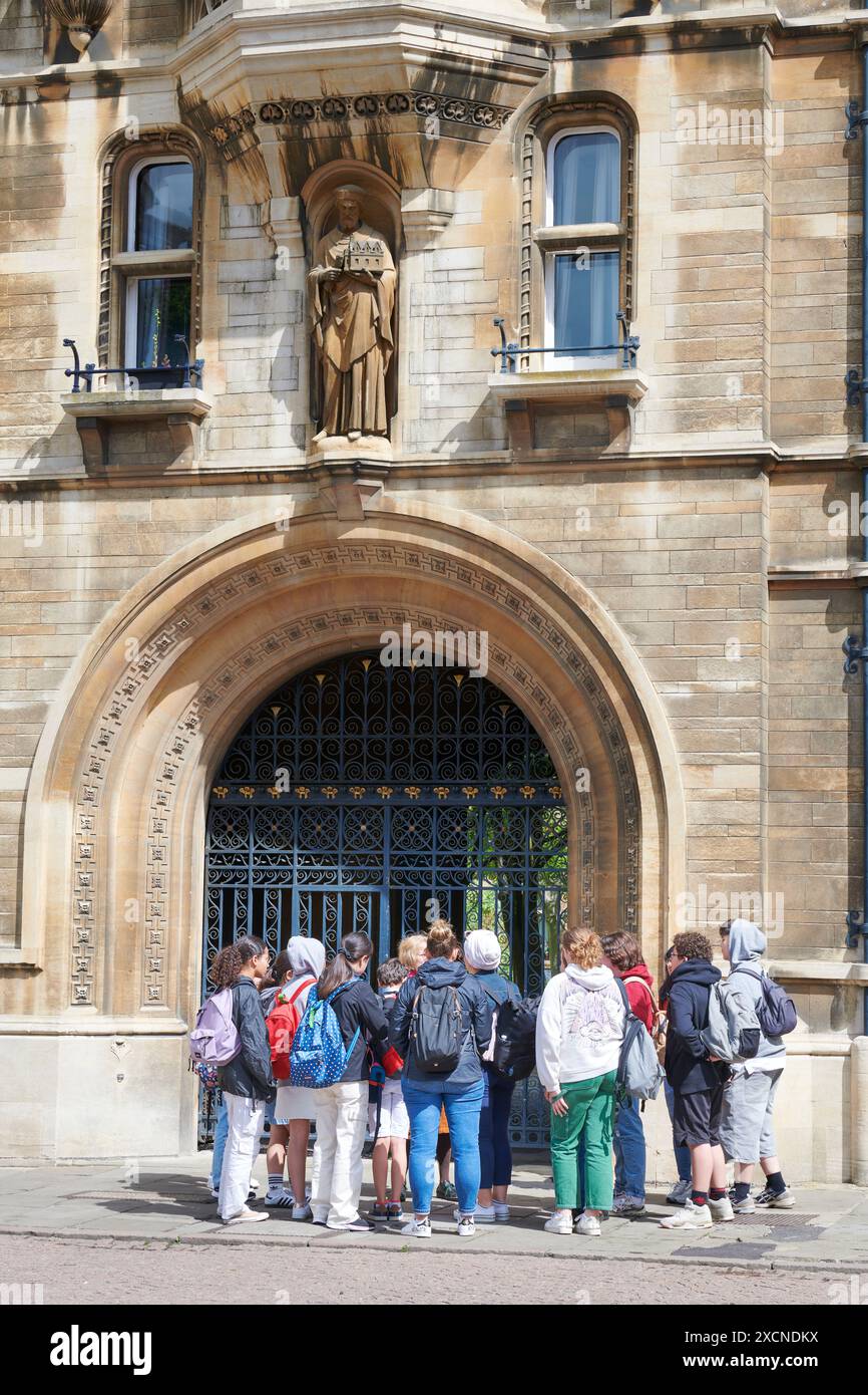 Gruppo di turisti alle porte del Gonville & Caius College, Università di Cambridge, Inghilterra. Foto Stock