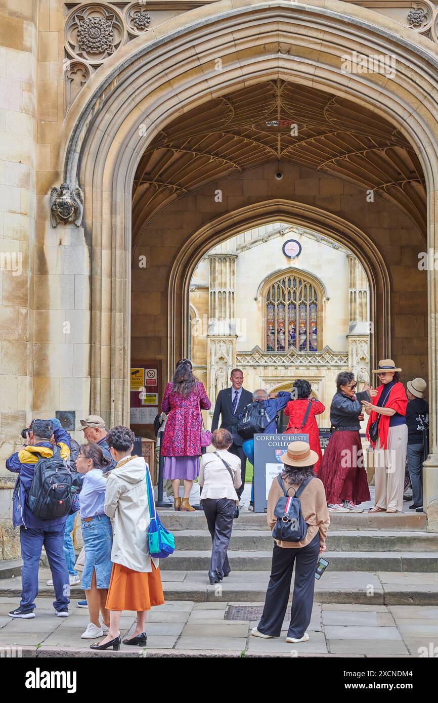 Turisti cinesi all'ingresso coperto del Corpus Christi College, Università di Cambridge, Inghilterra. Foto Stock