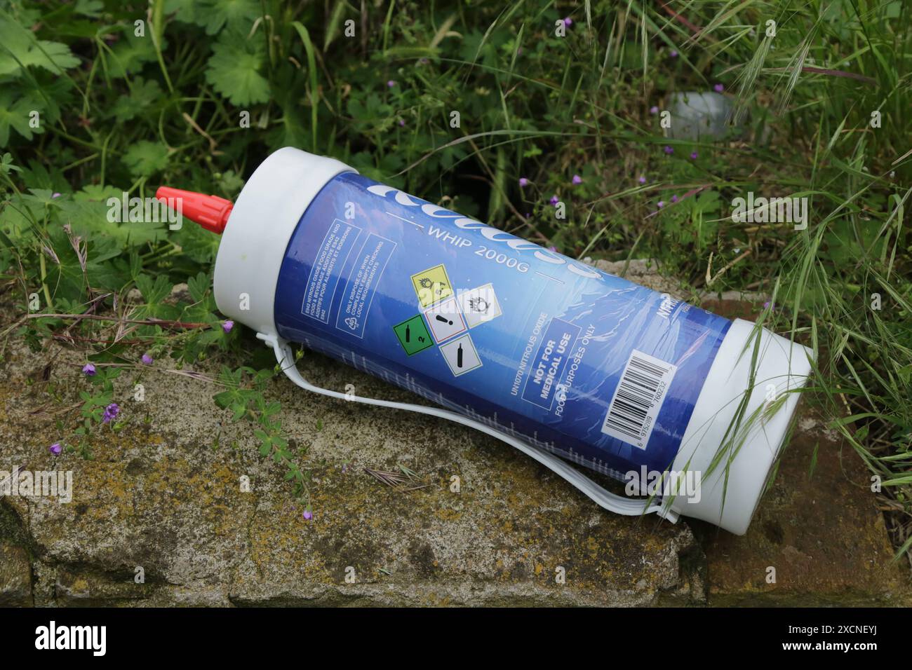 15.06.2024 Dortmund, Eine leere 2kg Flasche mit Lachgas liegt am Straßenrand *** 15 06 2024 Dortmund, una bottiglia vuota di gas da 2kg che giace sul ciglio della strada Foto Stock