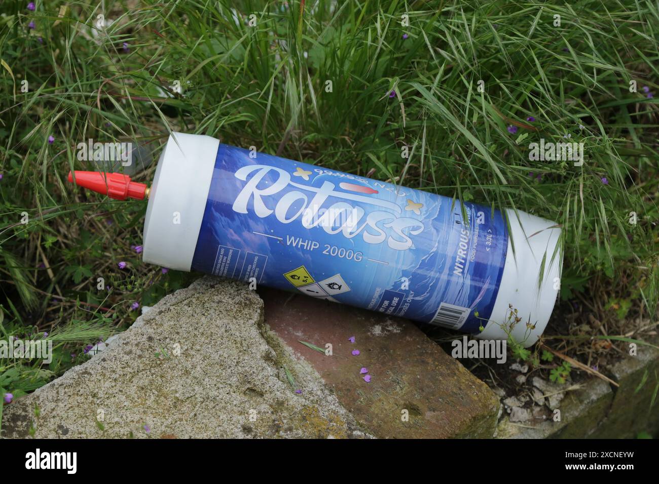 15.06.2024 Dortmund, Eine leere 2kg Flasche mit Lachgas liegt am Straßenrand *** 15 06 2024 Dortmund, una bottiglia vuota di gas da 2kg che giace sul ciglio della strada Foto Stock