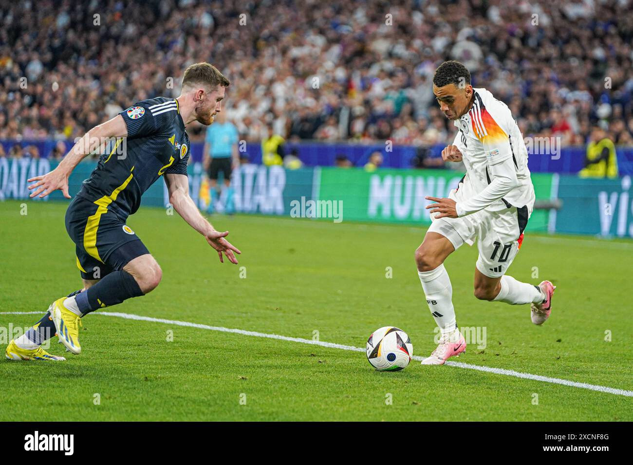 Anthony Ralston 2 Schottland und Jamal Musiala 10 Deutschland nin Aktion beim Eröffnungsspiel der Europameisterschaft Deutschland - Schottland am 14.06.2024. München Munich Football Arena Bayern Deutschland *** Anthony Ralston 2 Scotland e Jamal Musiala 10 Germany nin azione alla partita di apertura del Campionato europeo Germania Scozia il 14 06 2024 Munich Munich Football Arena Bayern Germania Foto Stock