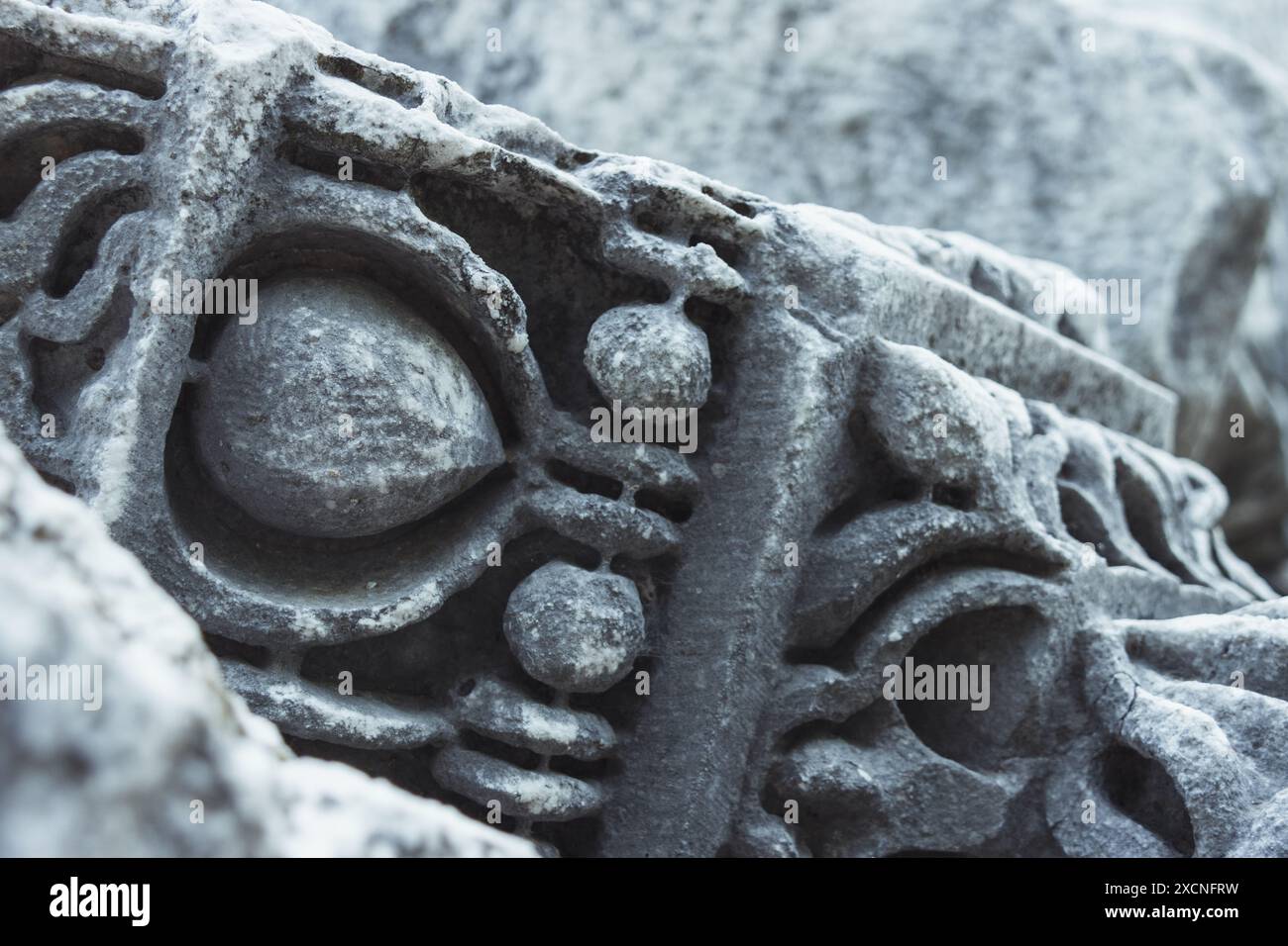 I resti di colonne di pietra scolpite nell'antica città in rovina di Perge vicino ad Antalya in Turchia in una giornata di sole, una classica destinazione turistica di un giorno. Foto Stock