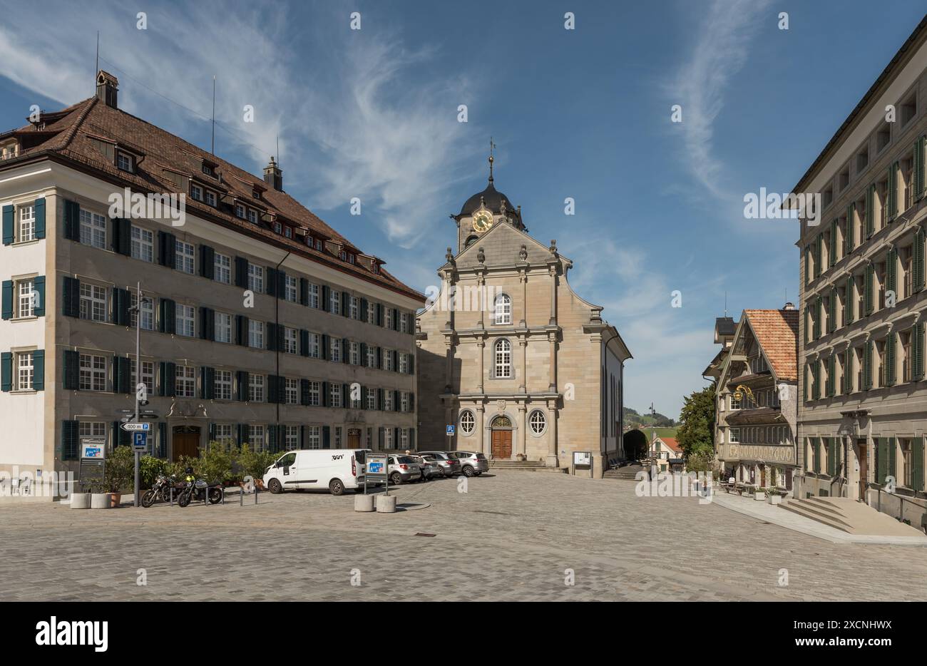 Piazza del villaggio (Landsgemeindeplatz) con Palazzo Zellweger e chiesa protestante, Trogen, Cantone di Appenzello Ausserrhoden, Svizzera Foto Stock