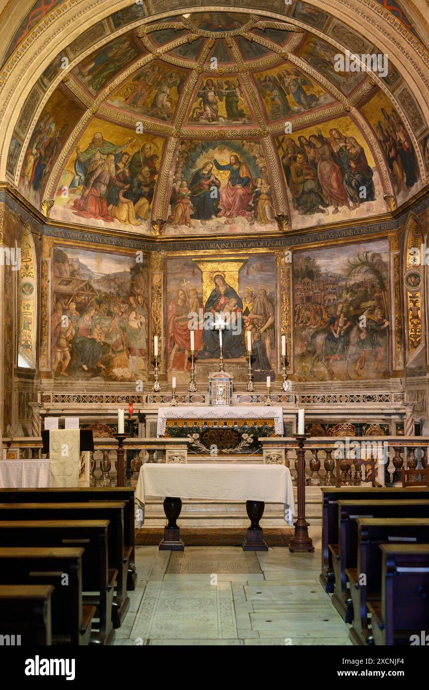 Roma. Italia. Chiesa quattrocentesca di Sant'Onofrio al Gianicolo, Piazza di Sant'Onofrio. Abside con affreschi attribuiti a Baldassarre Peruzzi e Pintur Foto Stock